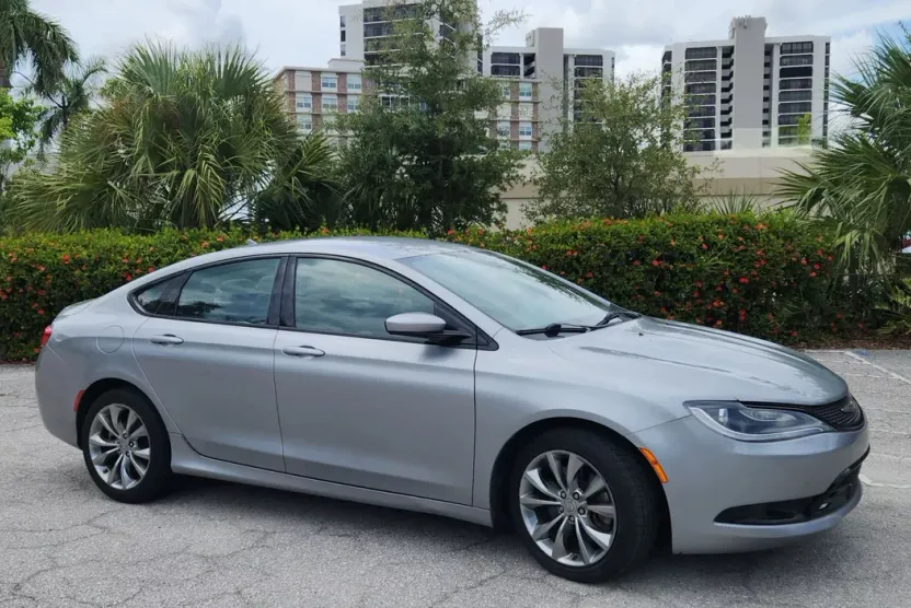 2015 Chrysler 200 photo 1