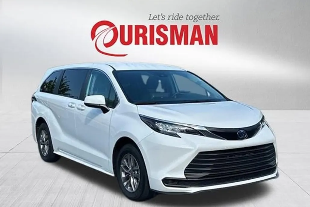 2024 Toyota Sienna LE photo 1