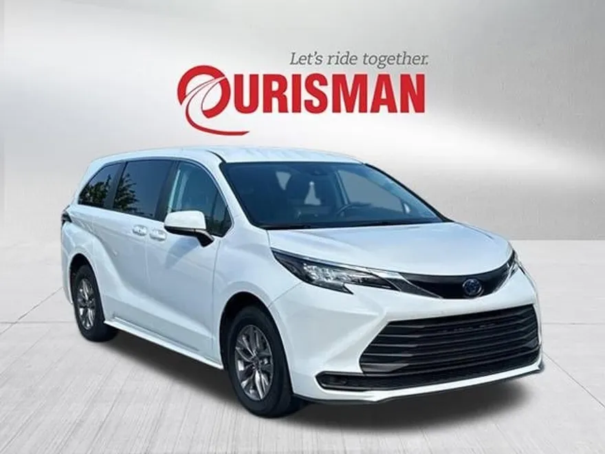 2024 Toyota Sienna LE photo 1