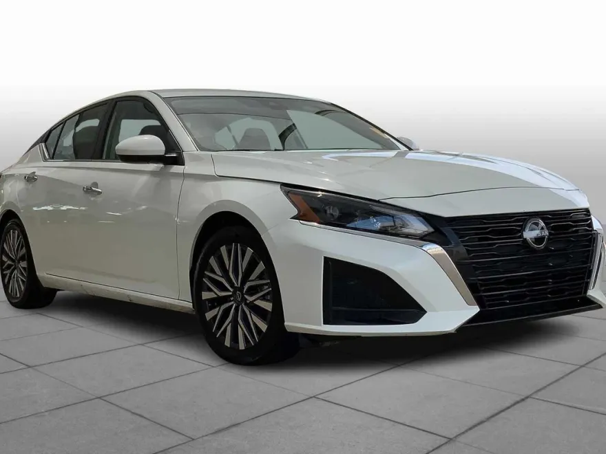 2023 Nissan Altima 2.5 SV photo 1