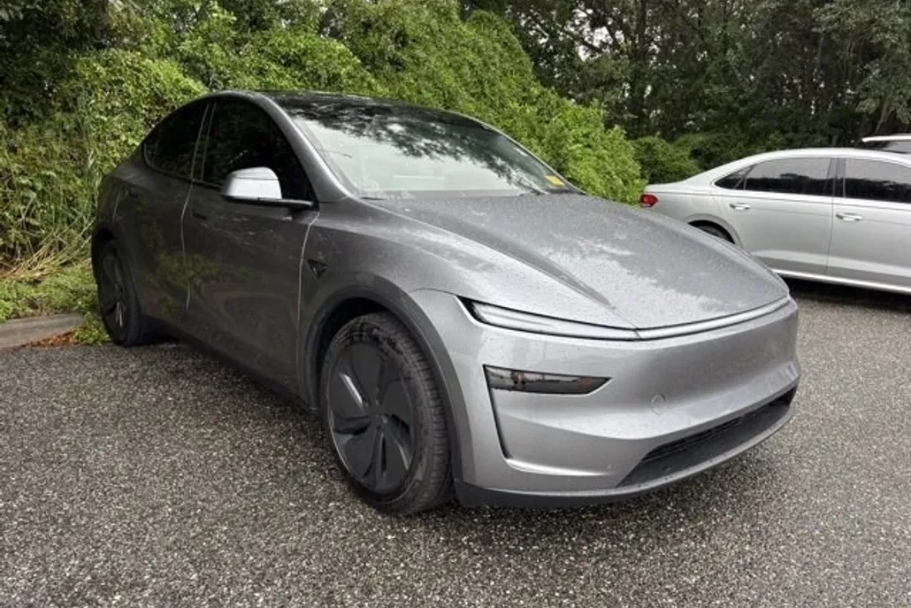 2026 Tesla Model Y Long Range photo 1