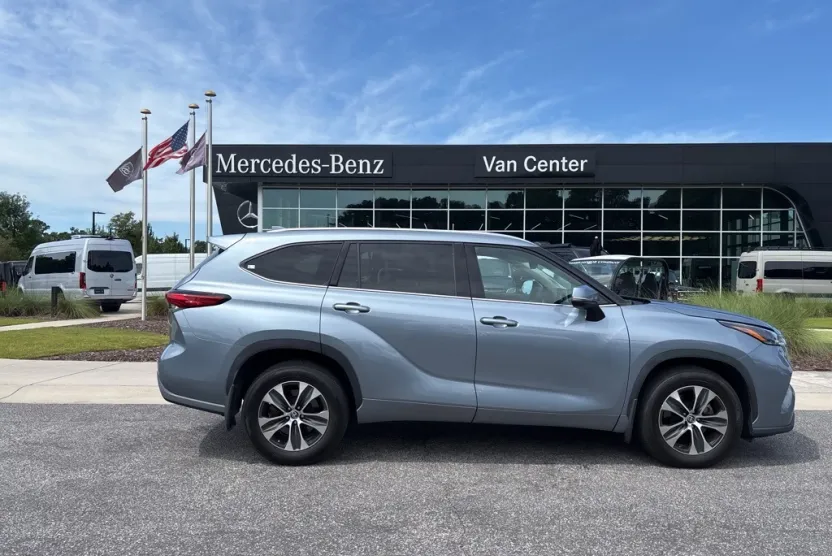 2021 Toyota Highlander XLE photo 1