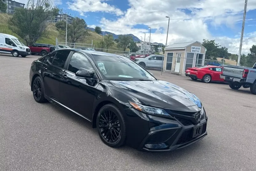 2022 Toyota Camry SE photo 1