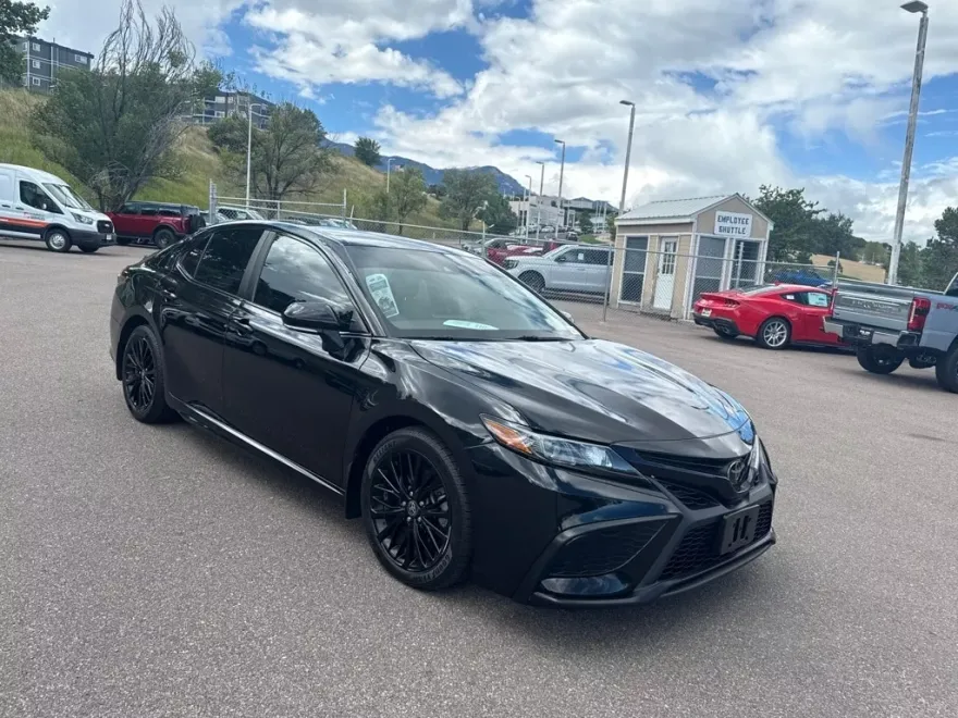 2022 Toyota Camry SE photo 1