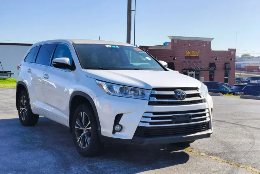 2018 Toyota Highlander LE Plus Sport photo 1