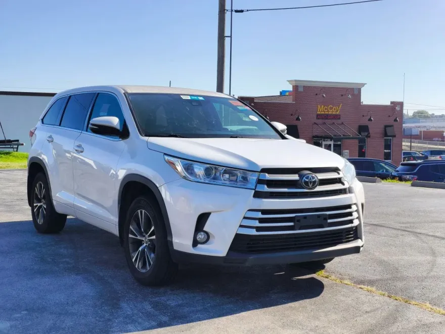 2018 Toyota Highlander LE Plus Sport photo 1