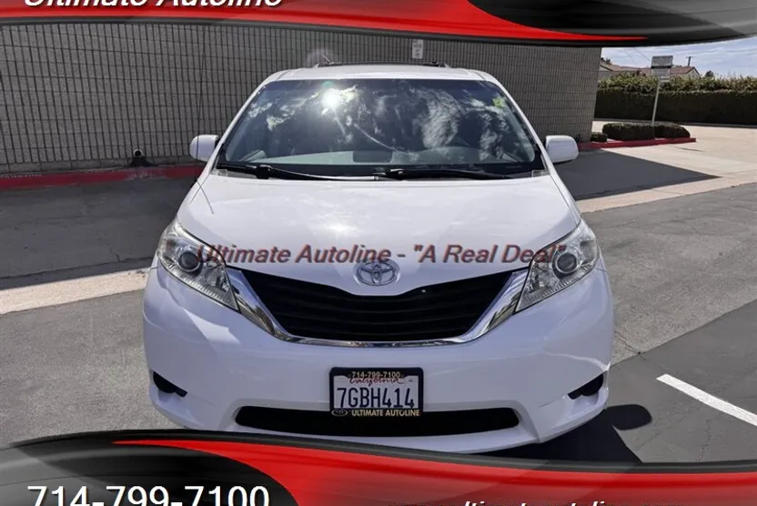 2014 Toyota Sienna LE photo 1