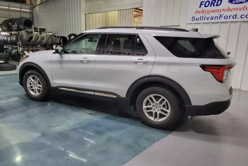 2025 Ford Explorer photo 1