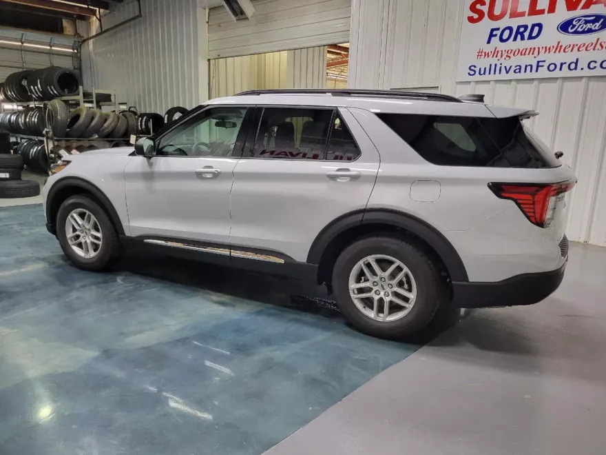2025 Ford Explorer photo 1