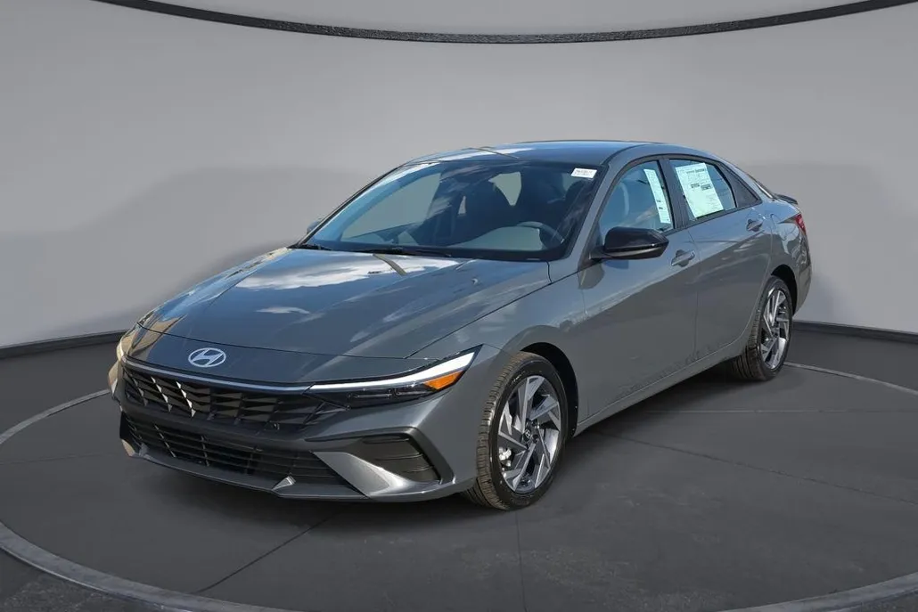 2025 Hyundai Elantra SEL Sport photo 1