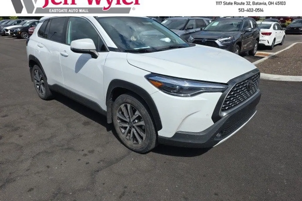 2022 Toyota Corolla Cross XLE photo 1