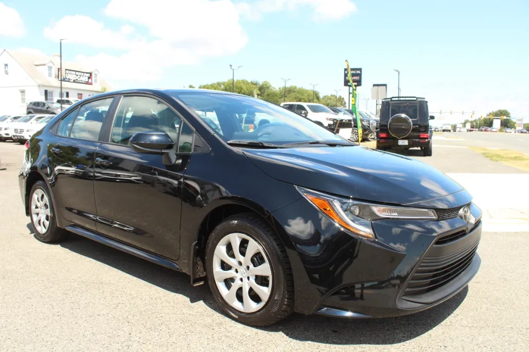 2025 Toyota Corolla LE photo 1