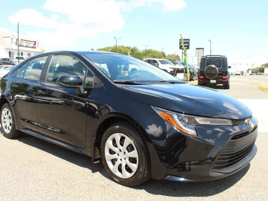 2025 Toyota Corolla LE photo 1