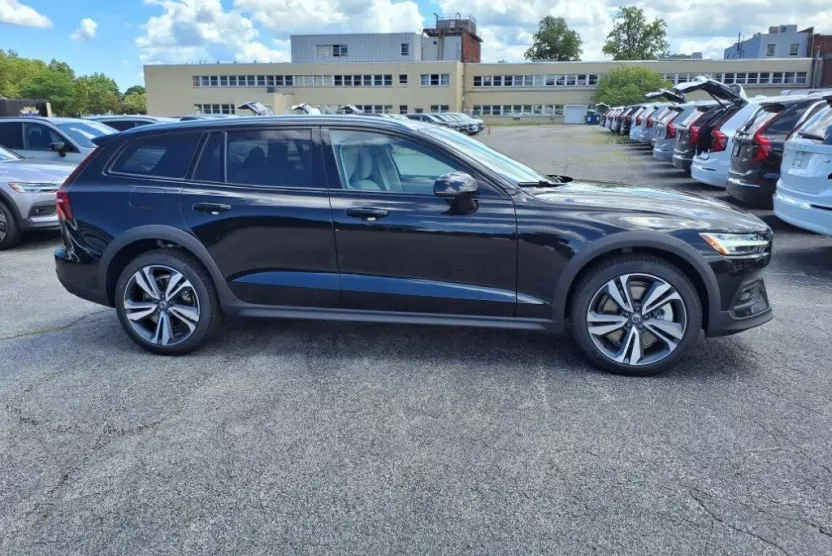 2026 Volvo V60 Cross Country B5 Plus photo 1