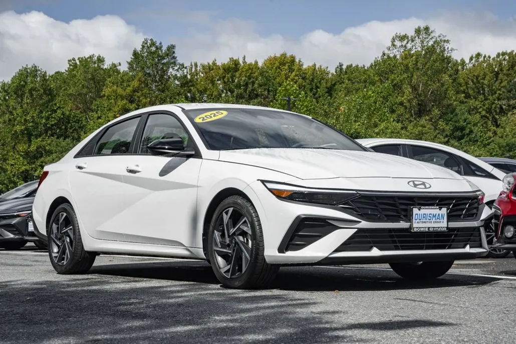 2025 Hyundai Elantra SEL Sport photo 1