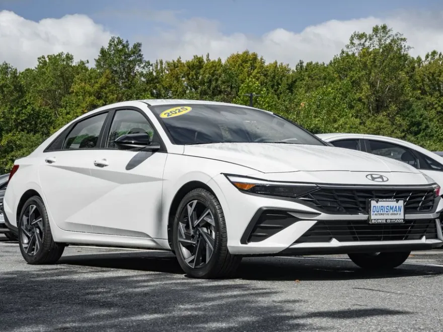 2025 Hyundai Elantra SEL Sport photo 1
