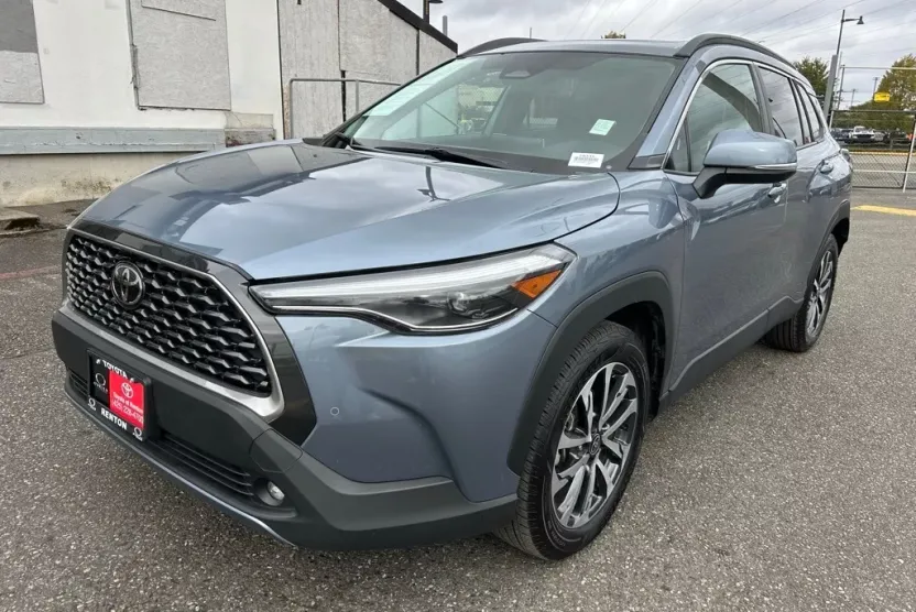 2024 Toyota Corolla Cross XLE photo 1