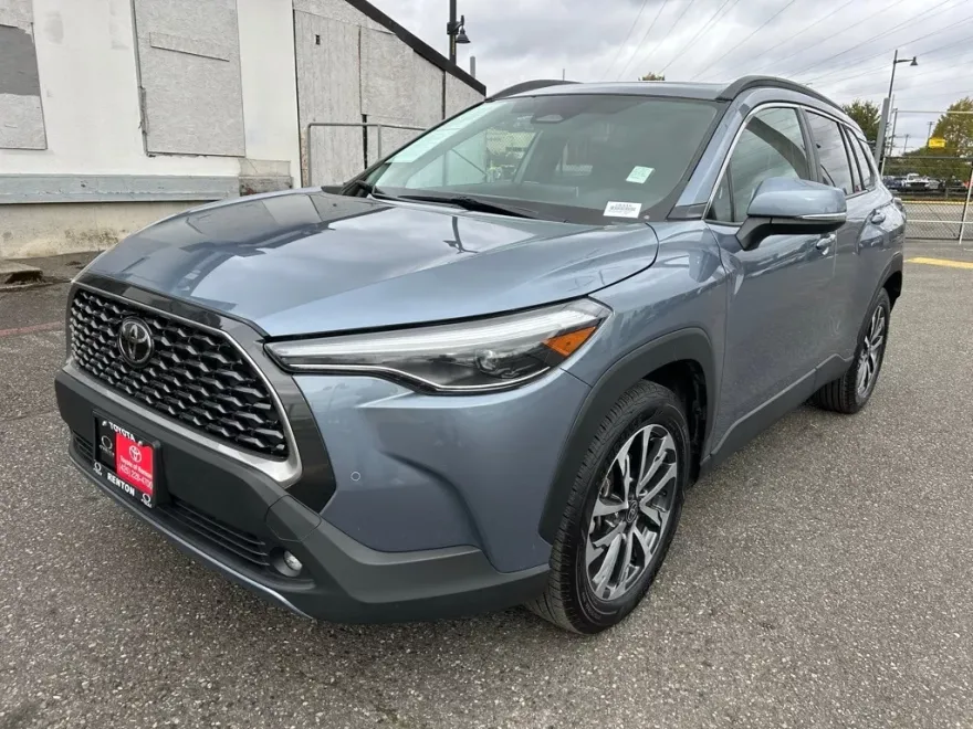 2024 Toyota Corolla Cross XLE photo 1