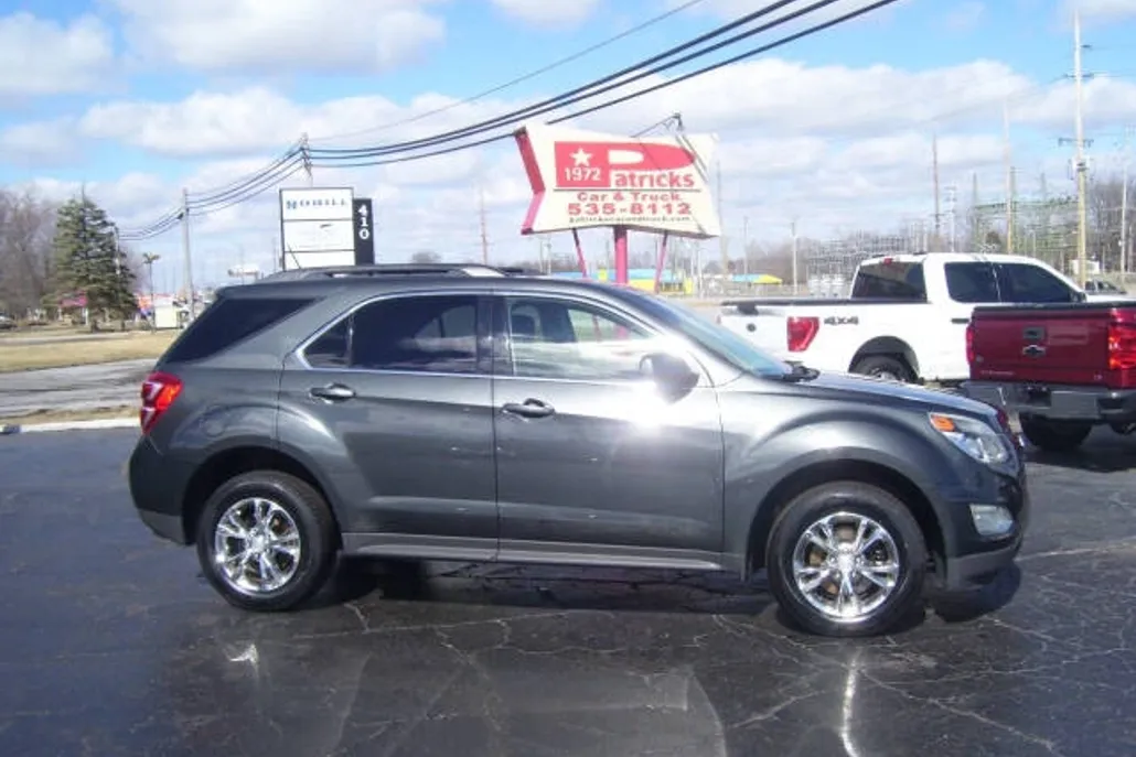 2017 Chevrolet Equinox LT photo 1