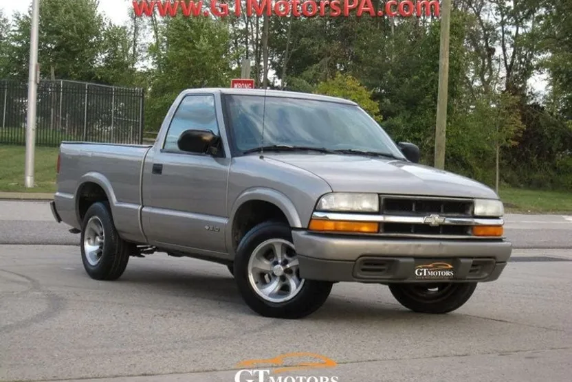 2001 Chevrolet Silverado photo 1