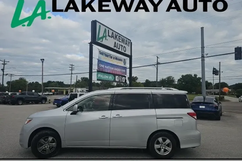 2017 Nissan Quest SV photo 1