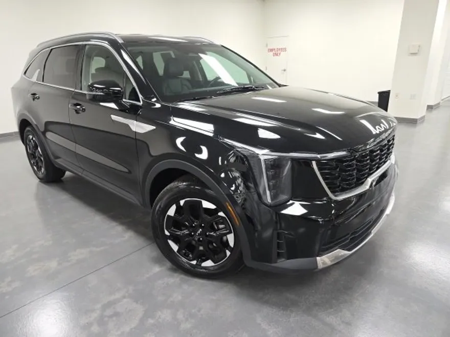 2024 Kia Sorento S photo 1