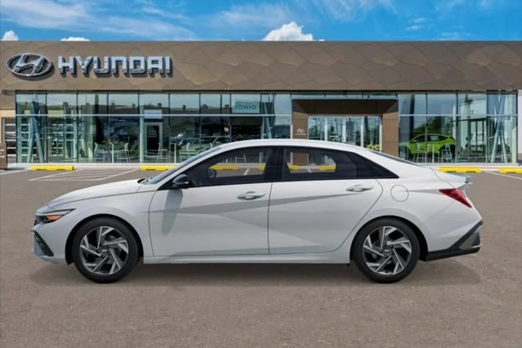 2025 Hyundai Elantra SEL Sport photo 1