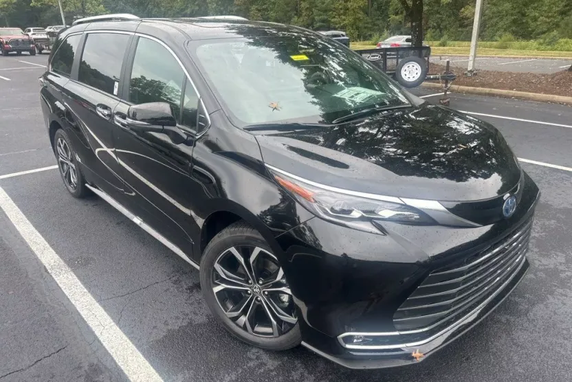 2025 Toyota Sienna Platinum photo 1