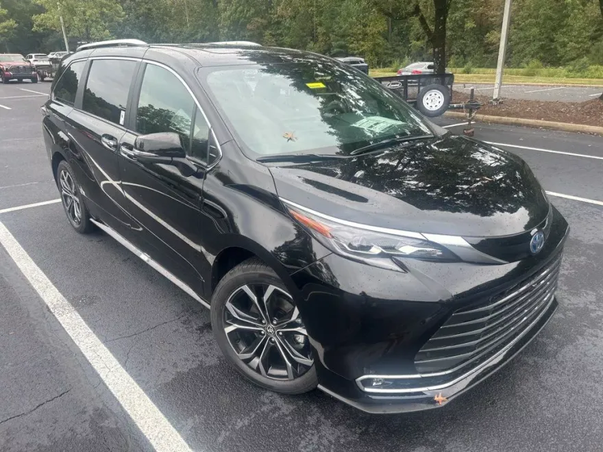 2025 Toyota Sienna Platinum photo 1