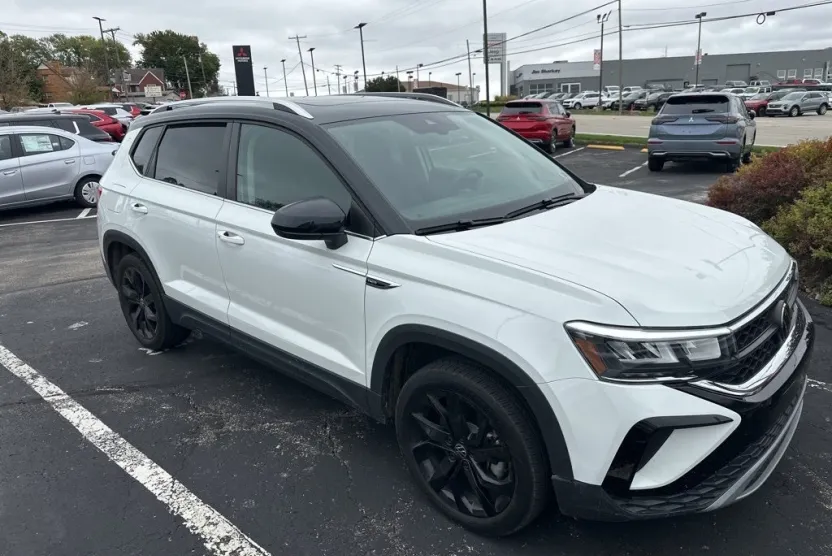 2024 Volkswagen Taos SE photo 1
