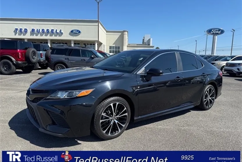 2020 Toyota Camry SE photo 1