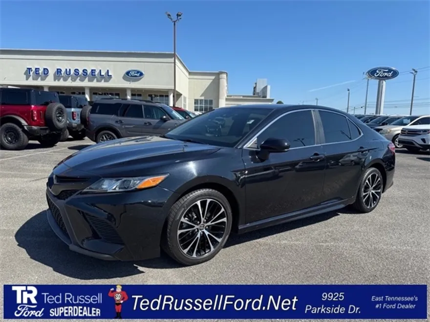 2020 Toyota Camry SE photo 1