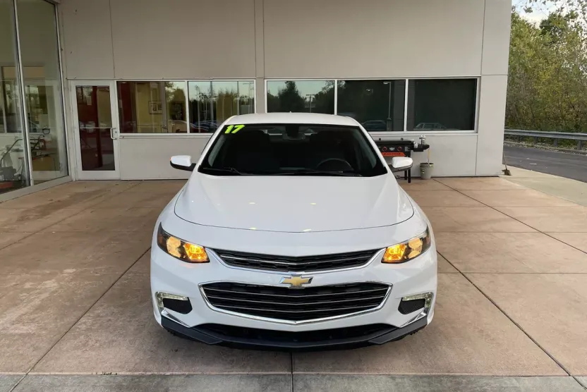 2017 Chevrolet Malibu 1LT photo 1