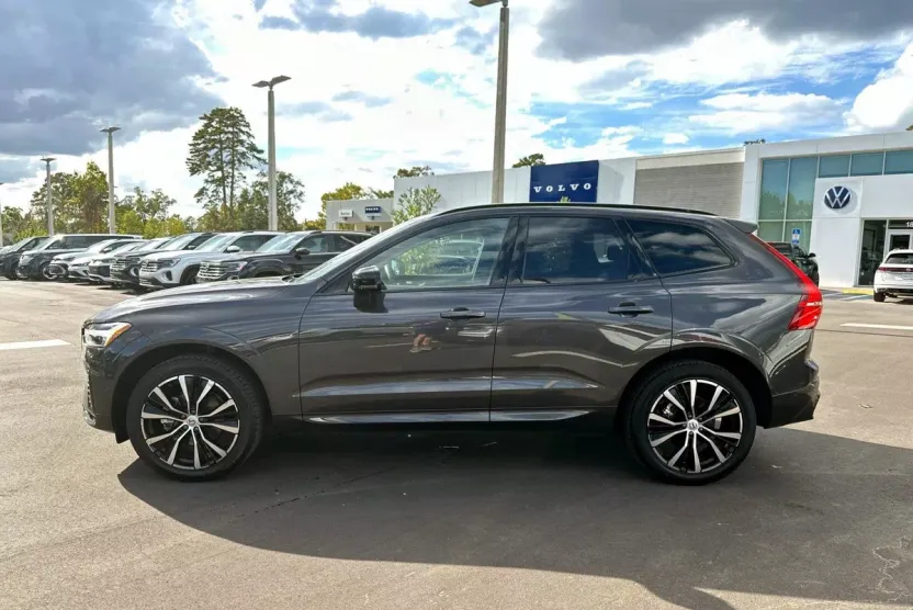 2025 Volvo XC60 Plus photo 1