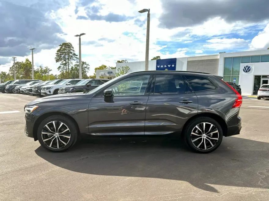 2025 Volvo XC60 Plus photo 1