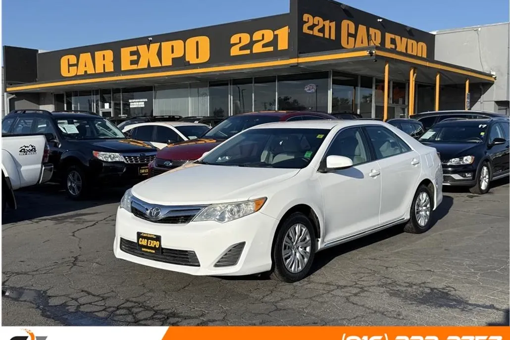 2012 Toyota Camry LE photo 1
