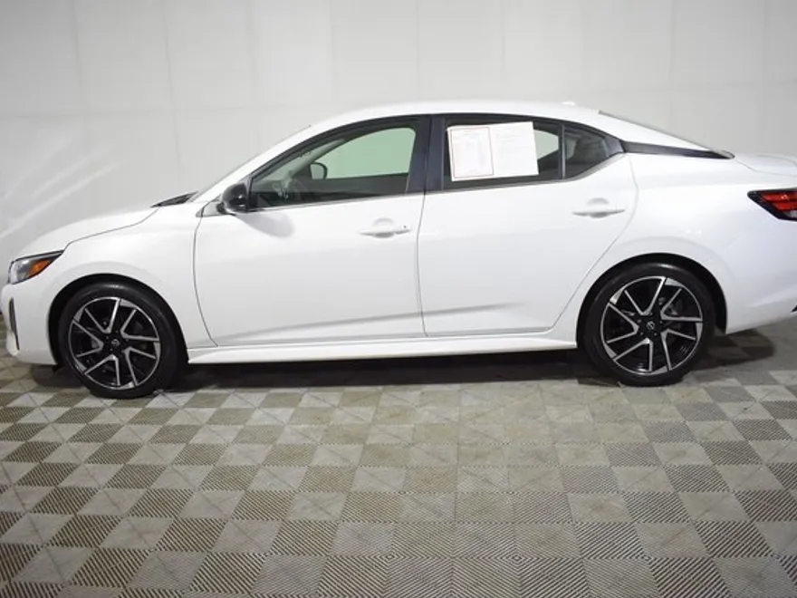 2024 Nissan Sentra SR photo 1