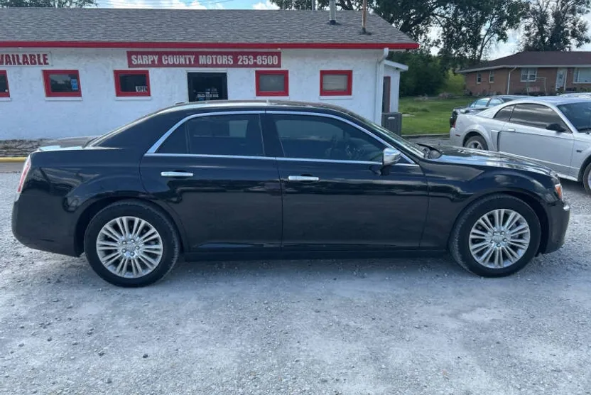 2013 Chrysler 300 C Luxury photo 1