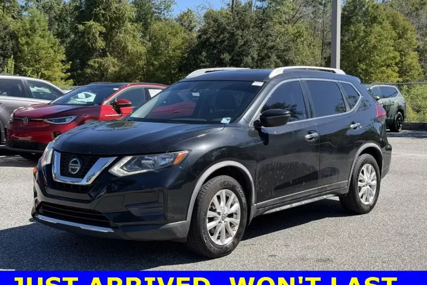 2020 Nissan Rogue SV photo 1