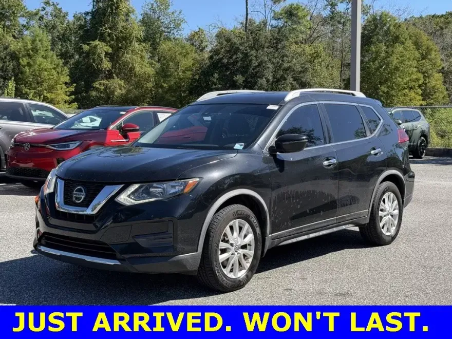 2020 Nissan Rogue SV photo 1