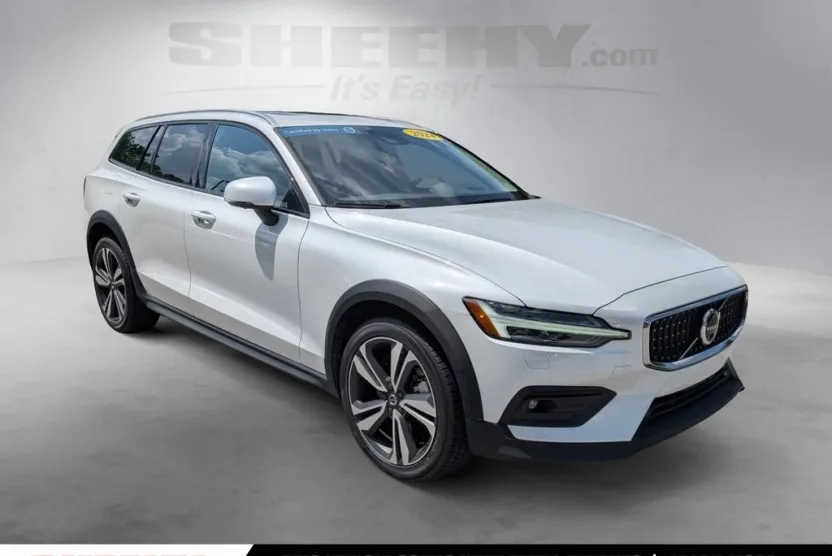 2024 Volvo V60 Cross Country B5 AWD Plus photo 1