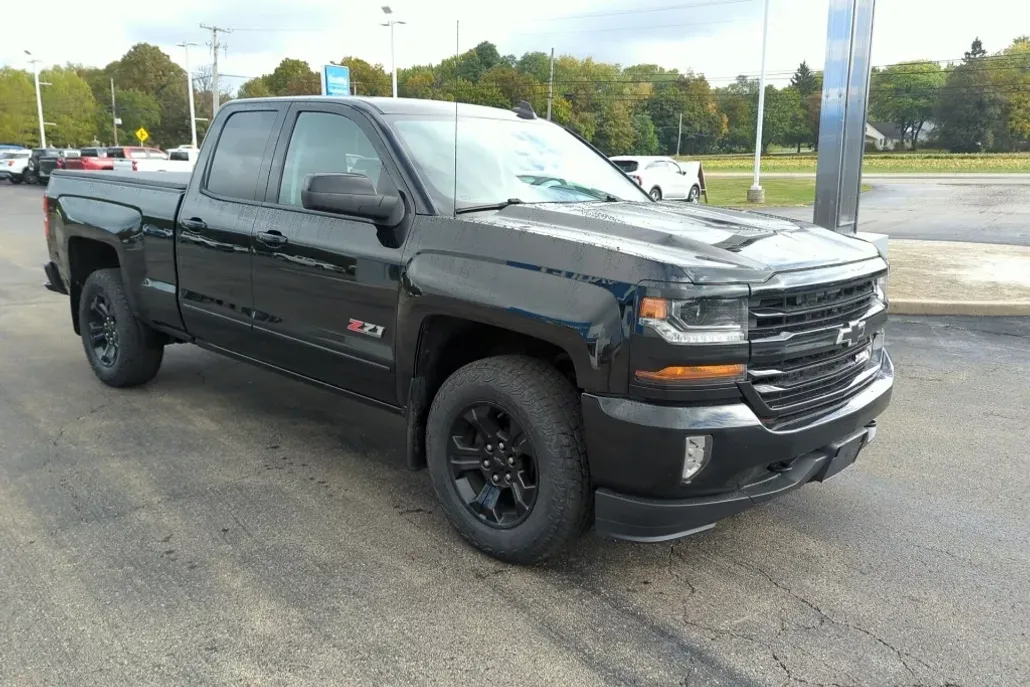 2017 Chevrolet Silverado 1500 LT photo 1