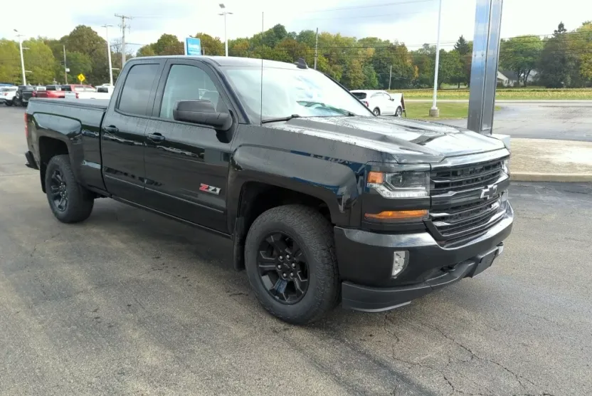 2017 Chevrolet Silverado 1500 LT photo 1