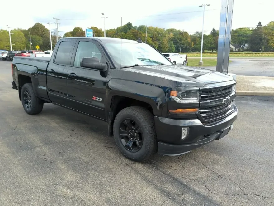 2017 Chevrolet Silverado 1500 LT photo 1