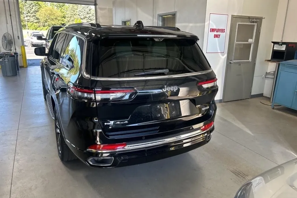 2023 Jeep Grand Cherokee Overland photo 1