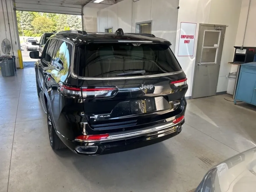 2023 Jeep Grand Cherokee Overland photo 1
