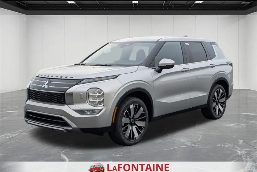 2025 Mitsubishi Outlander SE photo 1