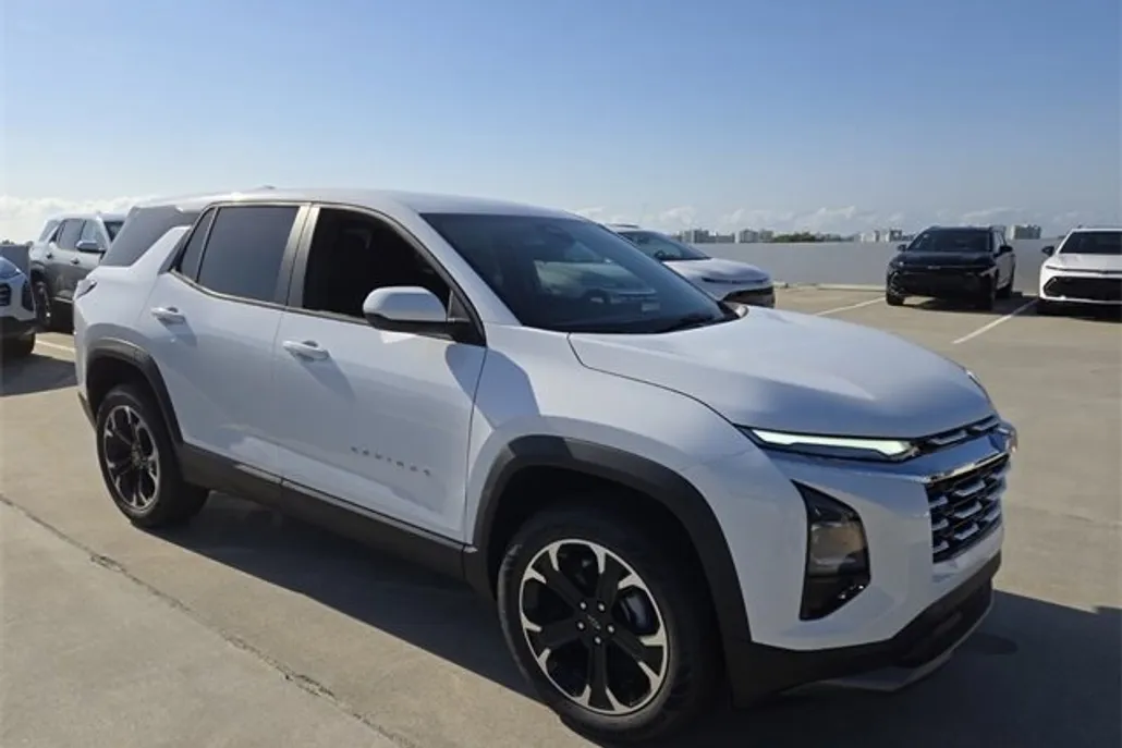 2025 Chevrolet Equinox LT photo 1