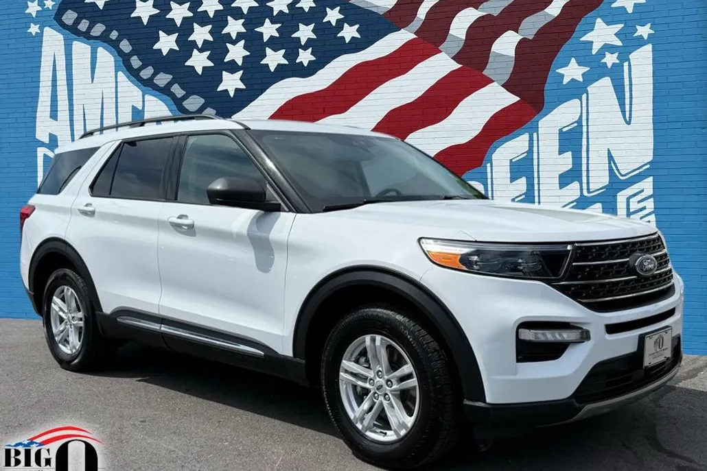 2023 Ford Explorer XLT photo 1