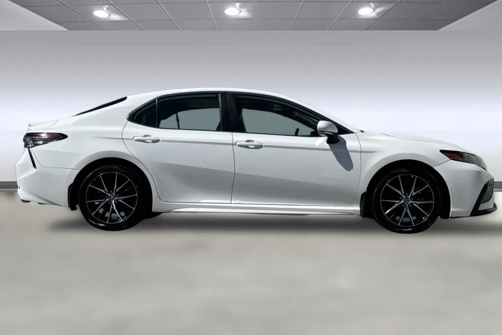 2023 Toyota Camry SE photo 1